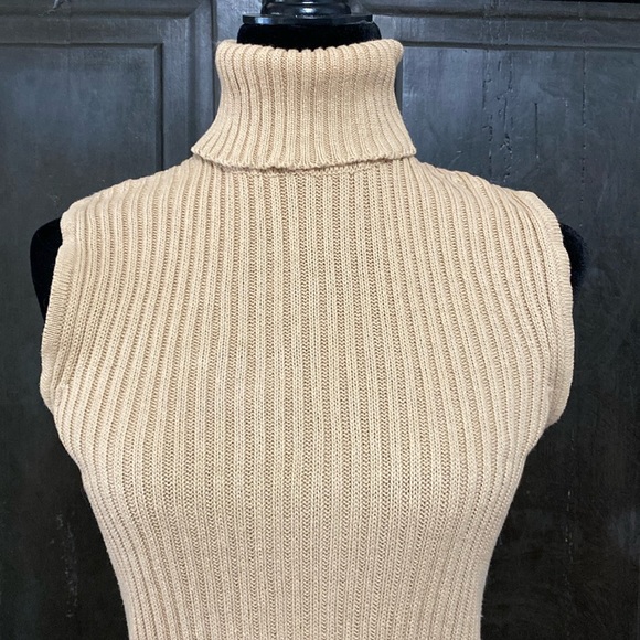 Tomfoolery Tan sleeveless turtleneck sweater - size Medium - Picture 4 of 8